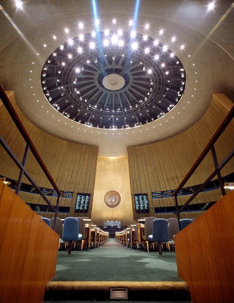 Emblema de las Naciones Unidas sobre el podio que preside la sala de la Asamblea General